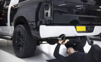 Homem instalando um acessório para pick-up preta para uso com carretinha reboque