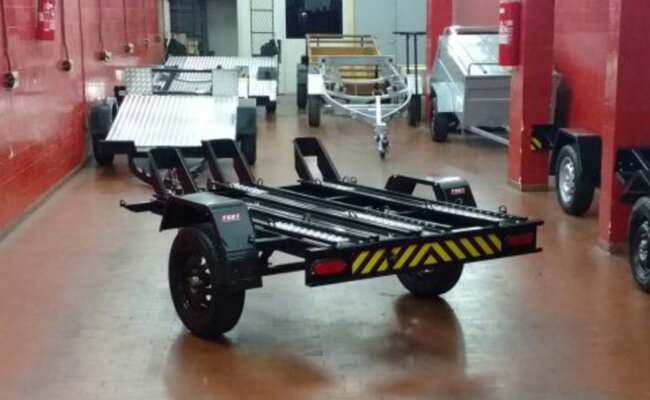 Carretinha reboque para transporte seguro de motos