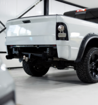 Check-up do engate em pick-up com engate automotivo instalado para reboque