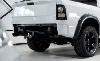 Check-up do engate em pick-up com engate automotivo instalado para reboque