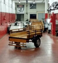 Carretinhas disponíveis para locação em ambiente interno, alinhadas e prontas para transporte seguro.