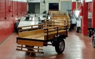 Carretinhas disponíveis para locação em ambiente interno, alinhadas e prontas para transporte seguro.