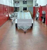 Carretinha reboque para transporte de carga estacionada em loja especializada, exemplo de trailer que precisa de placa e documentação para circular