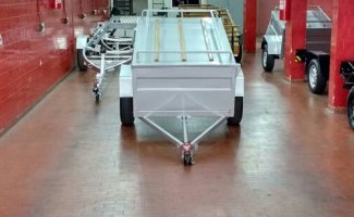 Carretinha reboque para transporte de carga estacionada em loja especializada, exemplo de trailer que precisa de placa e documentação para circular