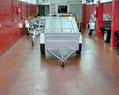 Carretinha reboque para transporte de carga estacionada em loja especializada, exemplo de trailer que precisa de placa e documentação para circular