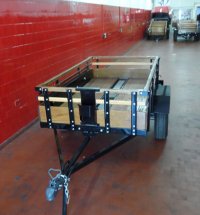 Carretinha reboque para transporte de carga utilizada em veículo com engate, exemplo de trailer que precisa de documentação e emplacamento