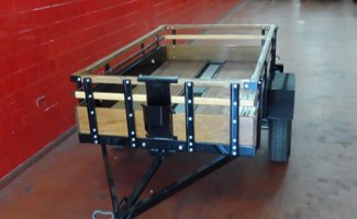 Carretinha reboque para transporte de carga utilizada em veículo com engate, exemplo de trailer que precisa de documentação e emplacamento