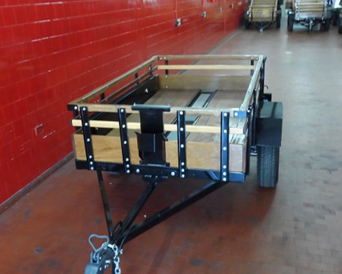 Carretinha reboque para transporte de carga utilizada em veículo com engate, exemplo de trailer que precisa de documentação e emplacamento