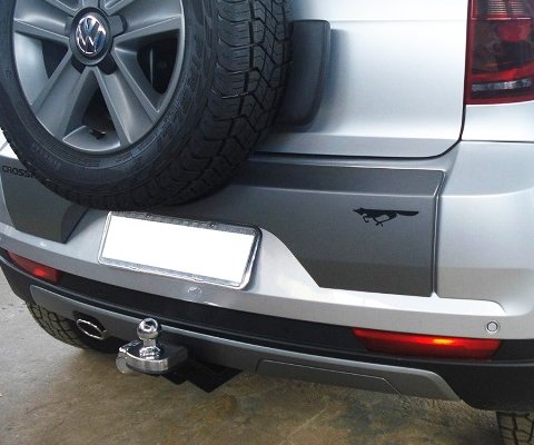 Engate veicular homologado instalado em carro para reboque de carretinha, exemplo de equipamento certificado conforme normas do Inmetro