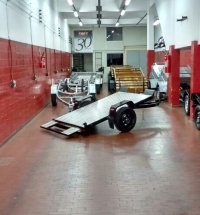 Carretinha reboque para transporte de veículo utilizada com carro, exemplo de trailer que pode ser rebocado com CNH categoria B