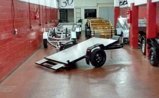 Carretinha reboque para transporte de veículo utilizada com carro, exemplo de trailer que pode ser rebocado com CNH categoria B