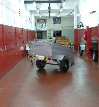 Carretinha reboque utilitária para transporte de carga com placa, exemplo de trailer que pode ser puxado por carros com capacidade de reboque adequada