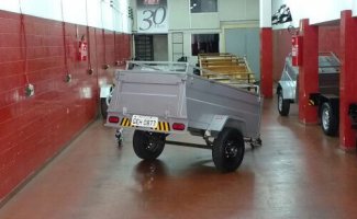 Carretinha reboque utilitária para transporte de carga com placa, exemplo de trailer que pode ser puxado por carros com capacidade de reboque adequada