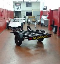 Carretinha reboque para transporte de moto com estrutura reforçada, exemplo de trailer com capacidade definida de peso e carga