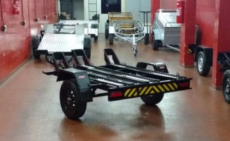 Carretinha reboque para transporte de moto com estrutura reforçada, exemplo de trailer com capacidade definida de peso e carga