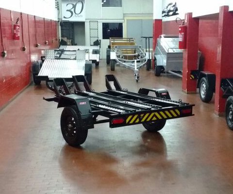 Carretinha reboque para transporte de moto com estrutura reforçada, exemplo de trailer com capacidade definida de peso e carga