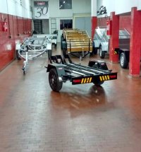 Carretinha para moto com trilhos de fixação, reboque ideal para transporte seguro de motocicletas