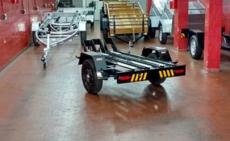 Carretinha para moto com trilhos de fixação, reboque ideal para transporte seguro de motocicletas
