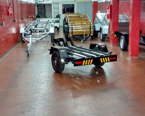 Carretinha para moto com trilhos de fixação, reboque ideal para transporte seguro de motocicletas