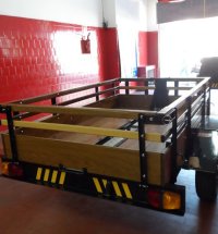 Carretinha reboque para transporte de carga disponível para locação, opção prática para uso ocasional