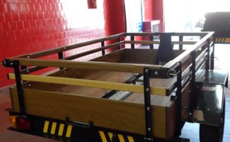 Carretinha reboque para transporte de carga disponível para locação, opção prática para uso ocasional