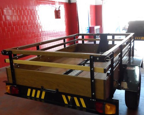 Carretinha reboque para transporte de carga disponível para locação, opção prática para uso ocasional
