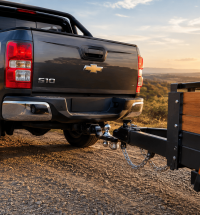 Engate para Chevrolet S10 conectado a uma carreta utilitária para reboque